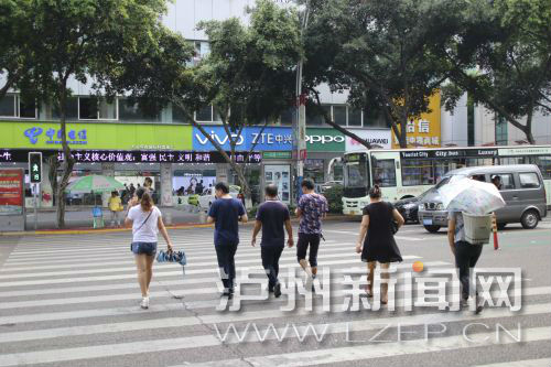 絕大多數(shù)市民都做到了自覺(jué)禮讓斑馬線，不橫穿馬路，不翻越欄桿，做到車讓人、人讓車