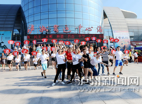 創(chuàng)文“快閃”。姚艾青 攝